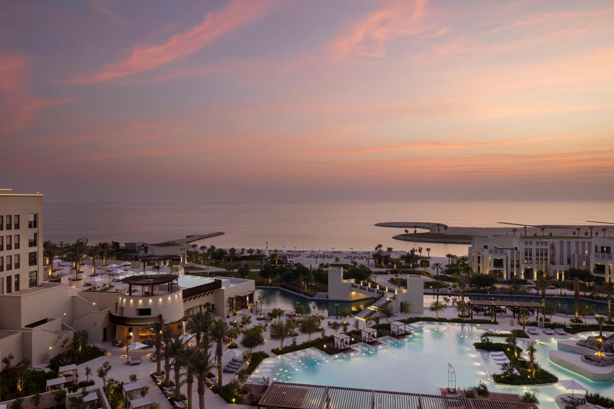 Jumeirah Gulf of Bahrain Resort&Spa Manama Exterior foto The resort at sunset