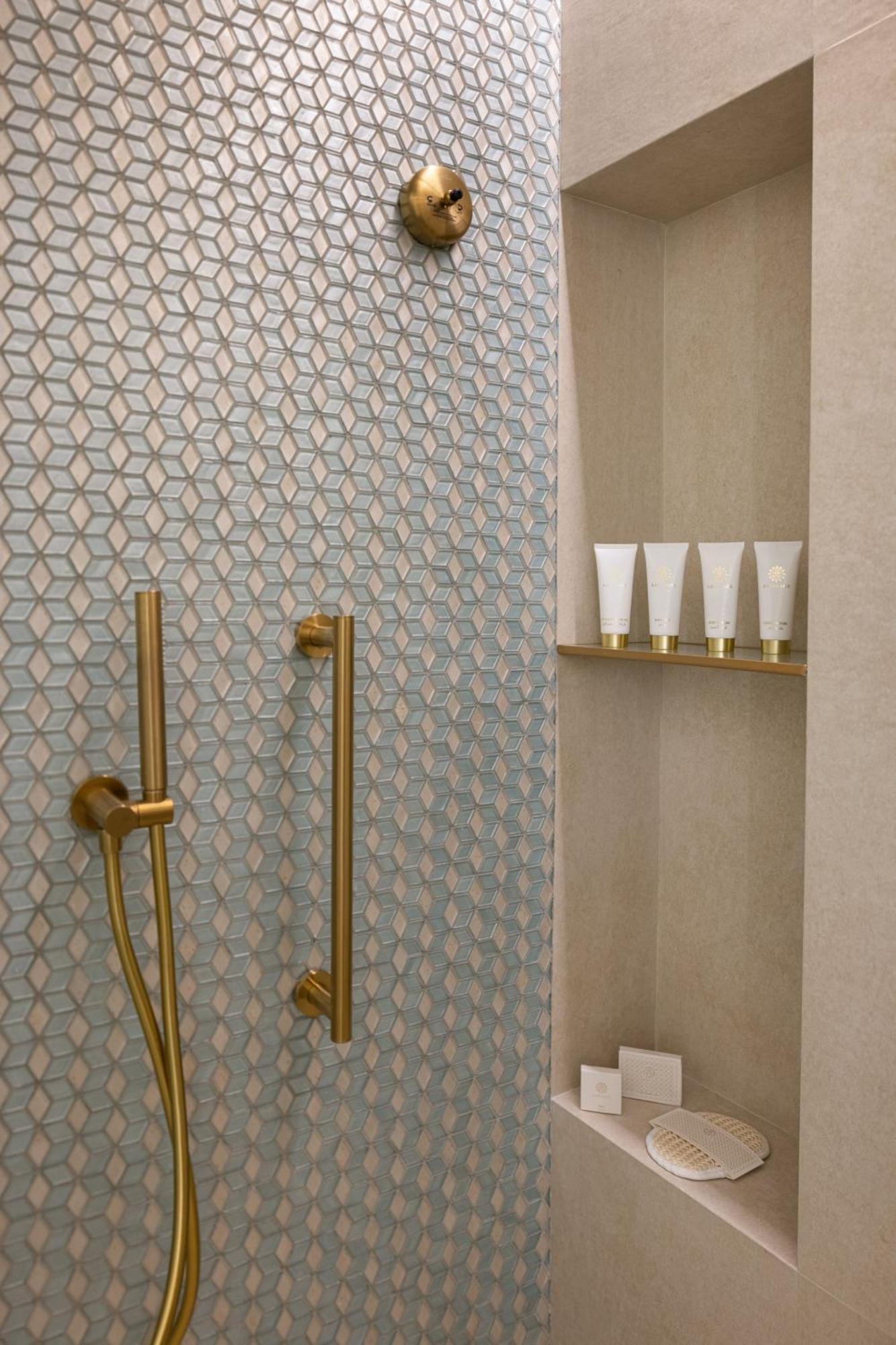 Jumeirah Gulf of Bahrain Resort&Spa Manama Exterior foto Showering in a hotel